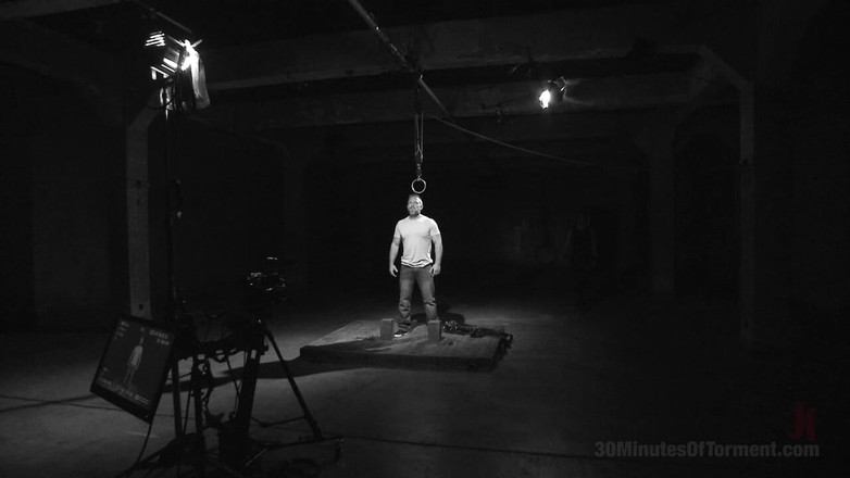 30 Minutes of Torment: Matahală musculoasă Dirk Caber chinuită fără încetare