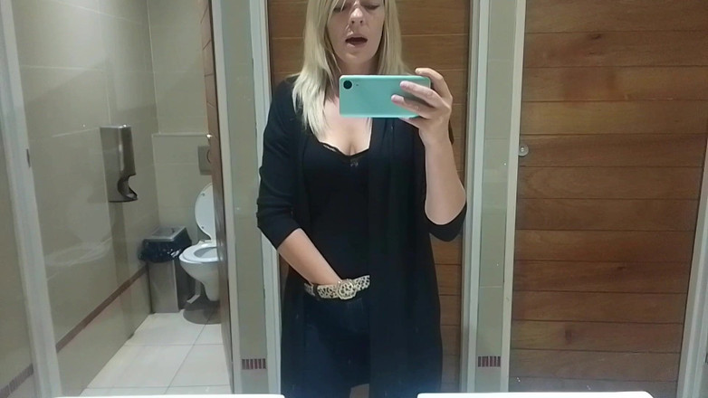 PussyGalore: Öffentliche masturbation