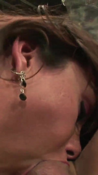 La trans gloria viene sborrata in faccia dopo che incula un ragazzo