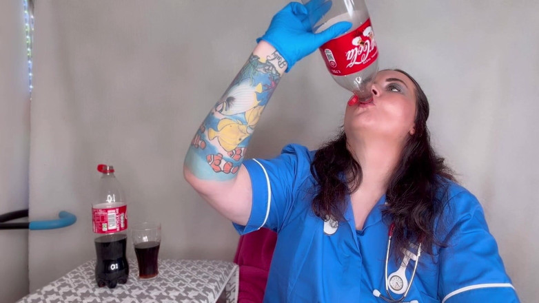 MissFFW: 看護師が炭酸飲料を飲んでげっぷをしている