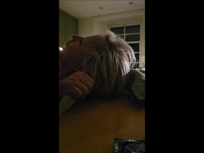 SilverFux: 浮気する成熟した主婦が、欲求不満な隣人にキッチンで犯される