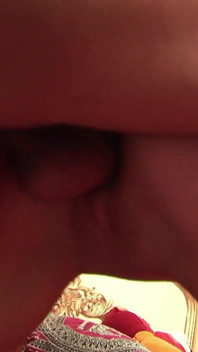 Putas morenas con tetas hinchables follan a dos amigos en la cama