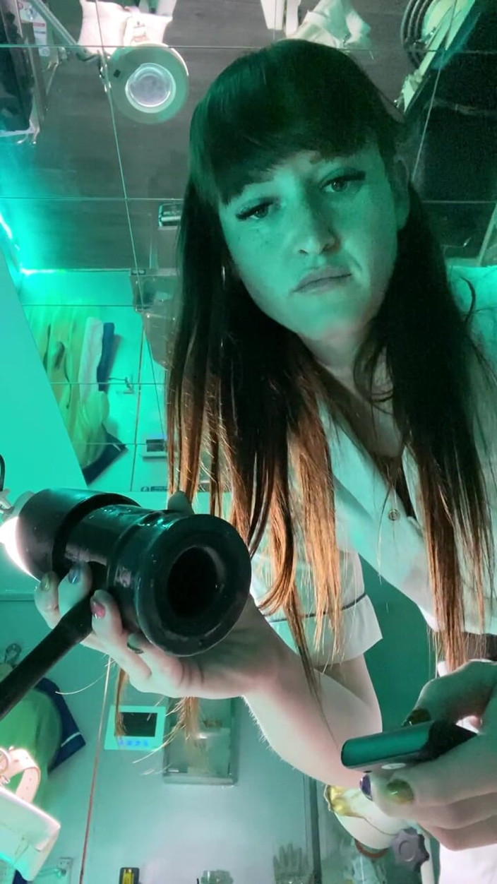 Vivienne l'Amour: Vivienne L'amour - je melken en je dan voeden met pov