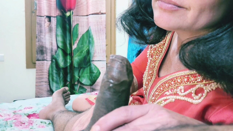 Bolly Karma: Si jalang berkelas menghisap zakar di rumah