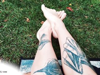 Ink Soul: Sexy feet outdoor on the grass - foot fetish