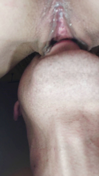 Wet Pussy Fuck: Teen oholená kundička lízaná velmi zblízka velmi mokrá kundička