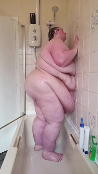 La grosse déesse SSBBW sous la douche