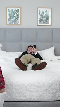 Meio-irmão é pego assistindo pornô por suas meia-irmãs com tesão e acaba fodendo suas xoxotas