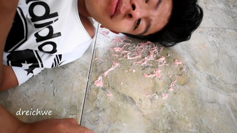 Dreichwe: Chewing gum stuck on the floor