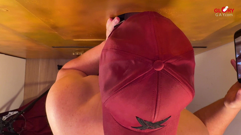 GLORYHOLEGAYS: 巨大で太い継父がグローリーホールで吐き出す - むせて飲み込む時間