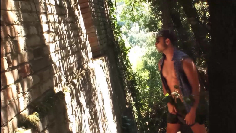 Transsexuell and gay club: Divoké venkovní gay anální šukání v ruinách