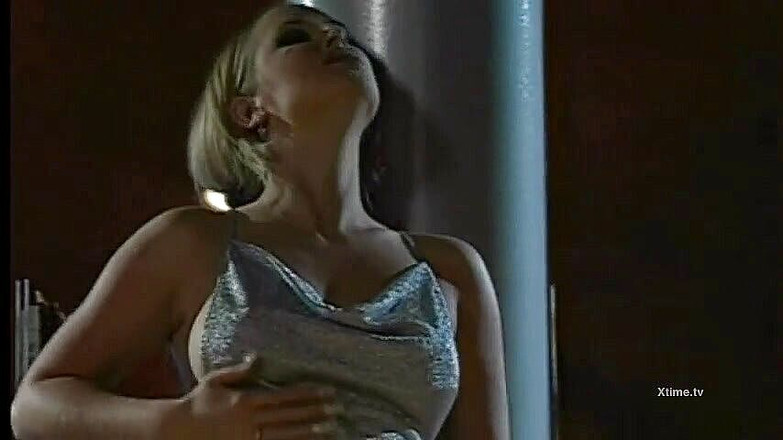 Monster Cocks: Blonďatá děvka prosí o ptáka v zadku