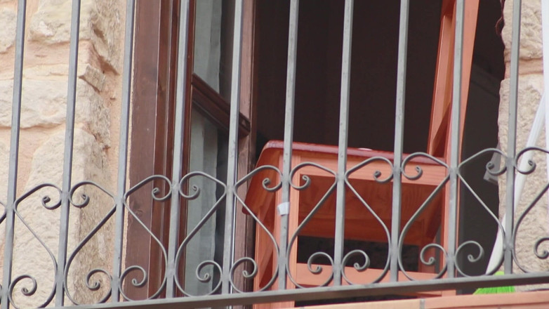 Lissa Brown: Sąsiad szpieguje mnie i szantażuje mnie do przesyłania tego