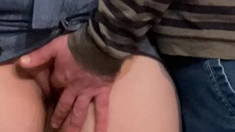 PriyaNaavya: Špinavý hobby! Starý muž prstí perfektní kundičku na veřejnosti