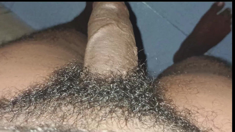 rahuman: 一人のタミル人男性が激しく撫でている