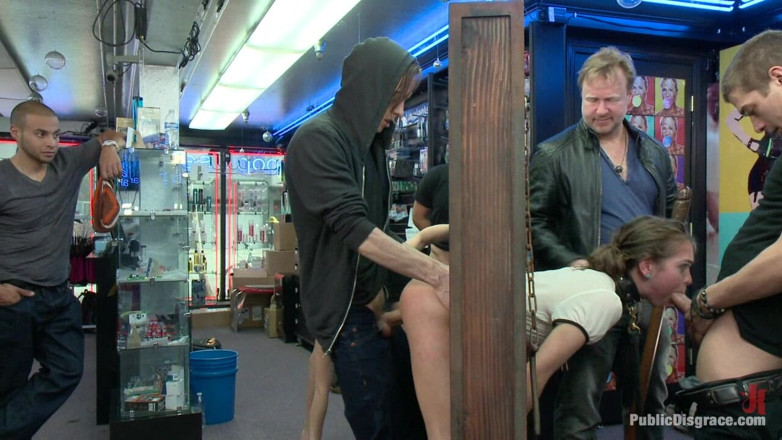 Public Disgrace by Kink: ¡La vergüenza pública de la linda y pequeña muñeca Riley...