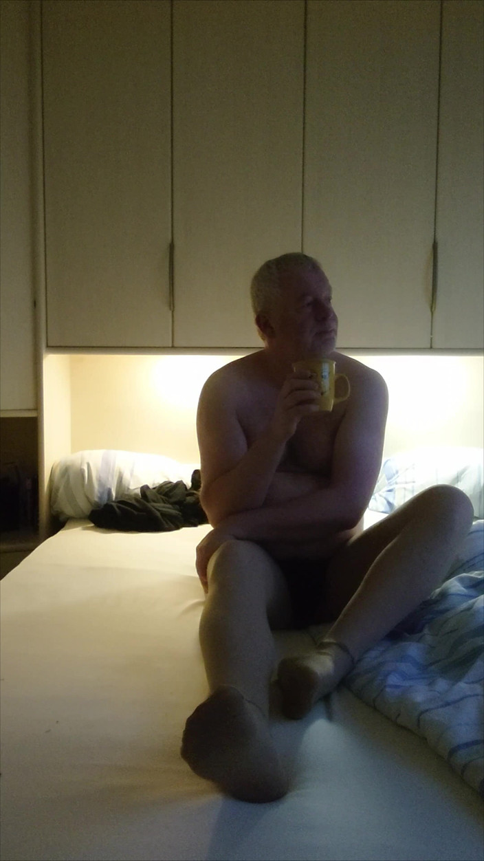 Carmen_Nylonjunge: Nylon Boy Wenst Je Een Ijzige Ochtend