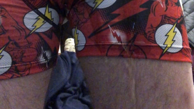 GayCubsbear: फ्लप्पी पेशाब में उसके बॉक्सर शॉर्ट्स