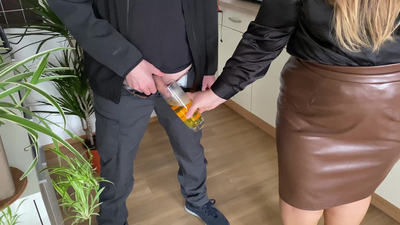 OurFetishLife: Sogra coloca sua buceta peluda debaixo de um copo de...