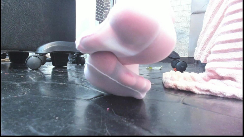 Aline Costa: सफेद स्टॉकिस और लाल दर्द पैर की पैर की