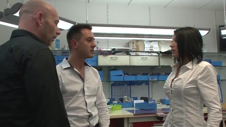 Club Anissa Kate: The prosthetist sexually punishes her two employees