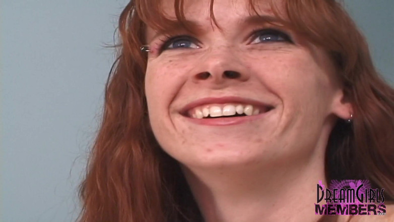 Dream Girls: Behaarte muschi, rothaarige macht ihr erstes nacktvideo
