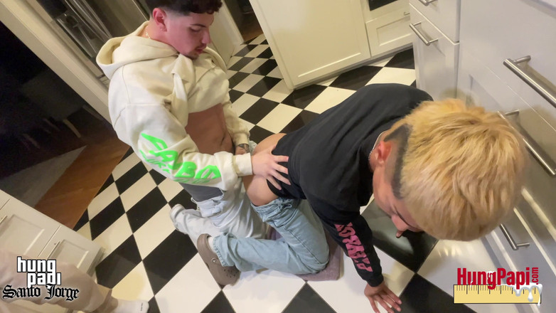 Hung Papi: Hung Papi utknęła w myjce jebana na surowo