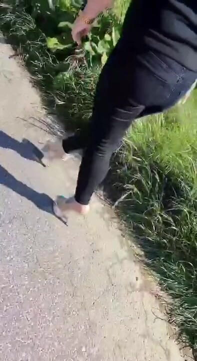 BadCat: Yüksek topuklu ayakkabılarla yürüyen seksi bacaklar
