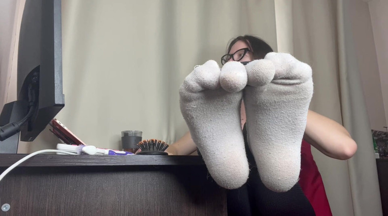 Skinny_lady69: Tickling Tortre, Hairbrush &amp; Toothbrush on Feet (socks to Barefoot Laughter)