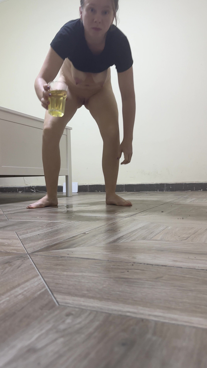 SweetLucy96: グラスでおしっこをしてオナニーします