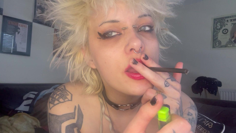 Glitterqueen1999: Rossetto rosa che fuma una sigaretta