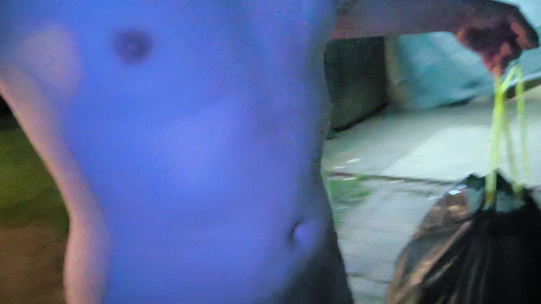 JanineLang: 나는 벌거벗은 채로 쓰레기를 버린다 (이웃에게 당했다)