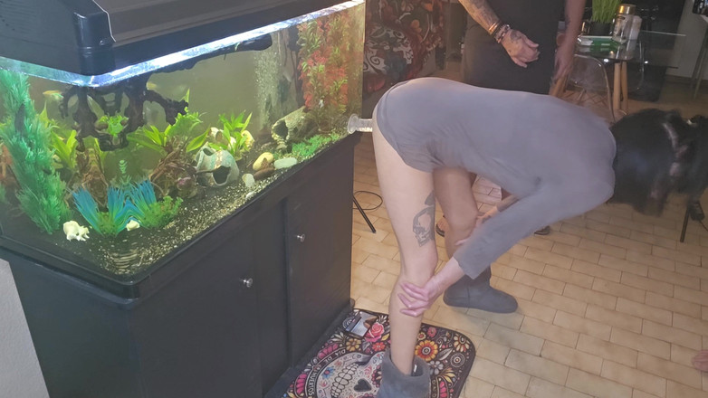 Sparowdox: 2人の友人が彼女のディルドに射精している間、ホットな妻のディルドファック