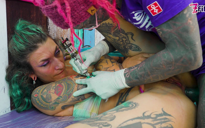 Z-Filmz: Alt ragazza scopata anale durante la sessione tatuata - pompino e...