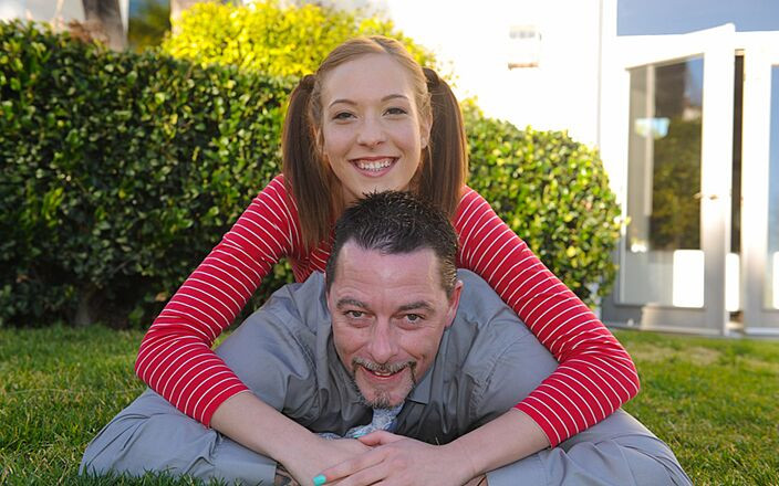 Family Strokes: 甘いティーンは、ハードなファックセッションの後、彼女のかわいい顔を精液でびしょ濡れにします