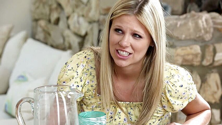 Lesbian Stories: La milf strofina il suo piccolo fagotto di gioia