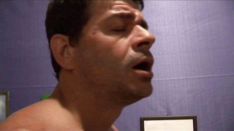 Old PIGS XXX: 若い女の子は成熟したコックの味を感じます