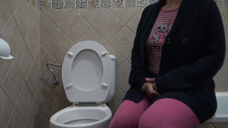 Stepmom Susan: 变态继母看着她的继子在她面前撒尿