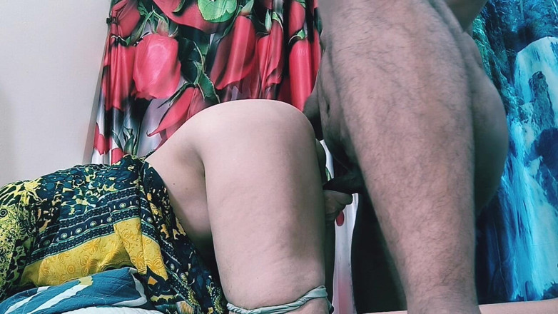 Bolly Karma: Pantat bahenol cewek hot ini masih belum dientot habis-habisan