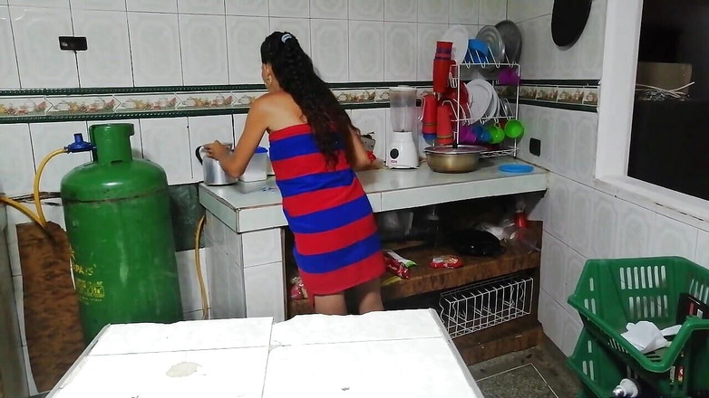 catalinagrande: 私の友人はとても角質で、私が彼女の家に泊まるとファックします