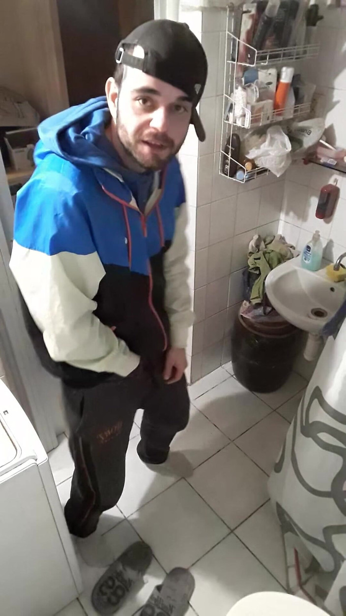 jerkofflover: Banyoda eski erkek arkadaşıma mastürbasyon yapıyorum çünkü uyuyakaldı ve bana verecek...