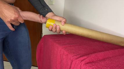 Greedy truck: Mijn lul masseren op het werk met de kartonnen buis...