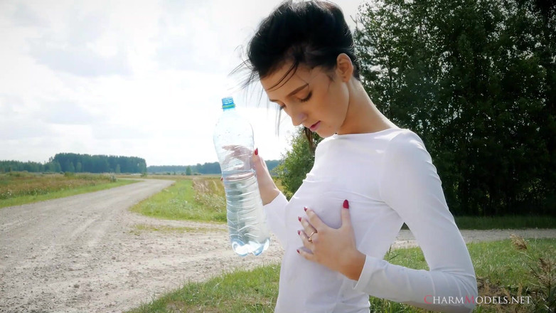 CharmModels: ソフィアZ 濡れた濡れたTシャツと硬い乳首