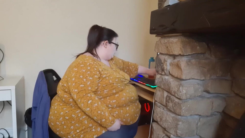 SSBBWLadyBrads: The fattest girl at work struggles