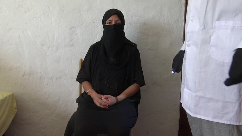 Souzan Halabi: Arabská irácká muslimská manželka saje velkého černého ptáka