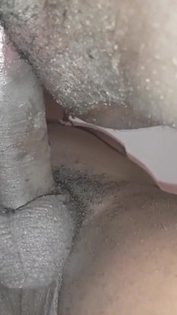 Cowok kulit hitam kontol besar ini lagi asik fingering memek becekku pakai jari