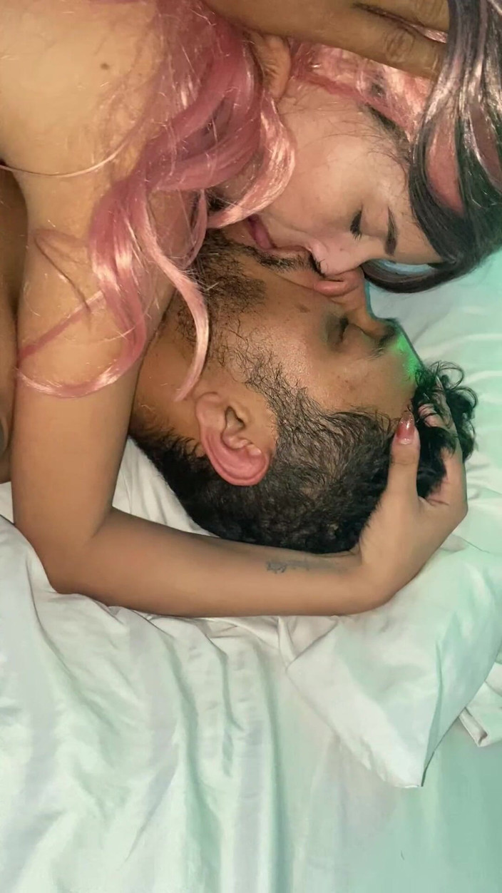 Erikadiamond: Mój latynoski przyrodni brat zdejmuje stringi, gdy jesteśmy razem w łóżku.