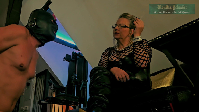 Strict Senz: Penghinaan asbak monika schmidt