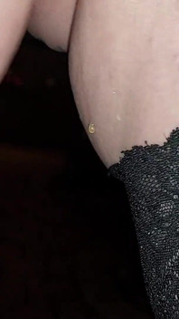 Pervertida madura rubia se mea al aire libre en látex sexy