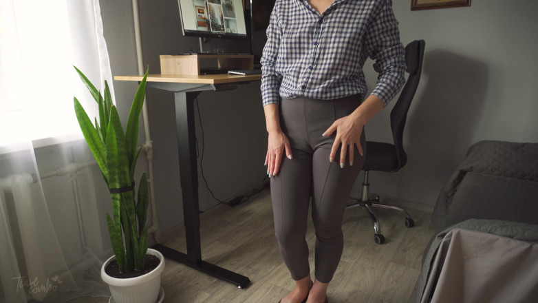 Teasecombo 4K: Stoute secretaresse verleidt je met haar cameltoe in een strakke...